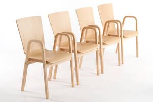 Die fest angebauten Armlehnen unterbrechen ein Stuhlreihe